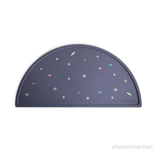 Mushie Silikonunderlägg Bordstablett för barn Halkfri design Material: Livsmedelsklassad silikon Lätt att rengöra & fläckbeständig BPA och ftalatfri (Planets) 810052460833
