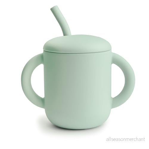 Mushie Träningsmugg Med Sugrör i Silikon Rekommenderad ålder: Från 6 månader Rymmer: Ca 175 ml Spillsäkra och halkfria handtag Material: 100% Livsmedelsgodkänd (Cambridge Blue) 810052464473